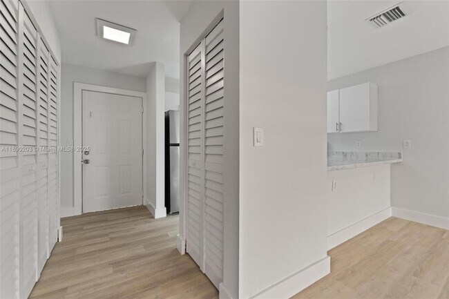 Building Photo - 6255 SW Kendale Lakes Cir