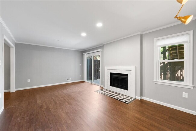 Building Photo - Stunning End-Unit Townhouse with Golf Cour...