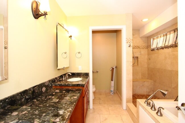 Building Photo - Large 4 bedroom, 3 bath, 4+ parking, gated single family house in Kalihi