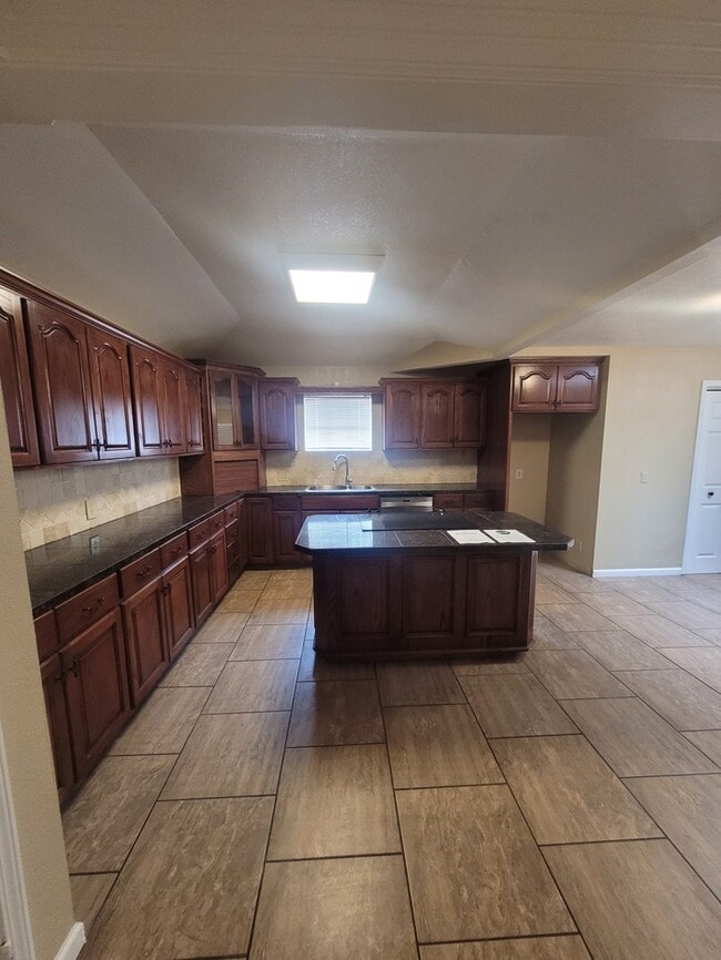 Building Photo - 3 bed 2 bath 2 car garage on cul-de-sac!