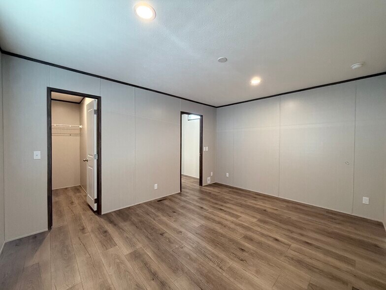 Building Photo - 127 Paramount Dr