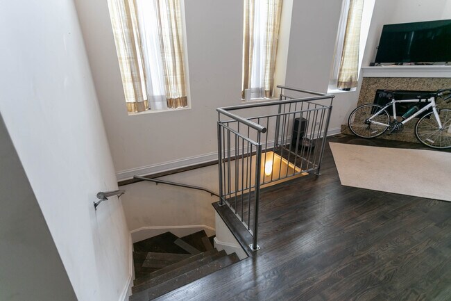 Building Photo - 1359 N Noble St