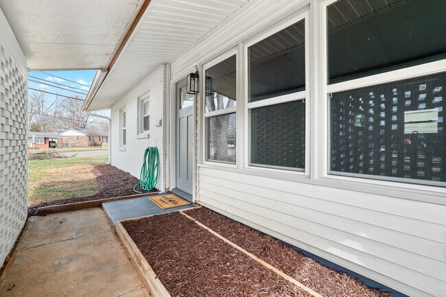 Building Photo - 1701 Wakefield Dr NE