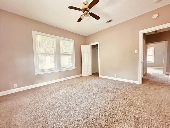 Building Photo - 916 E 37th St