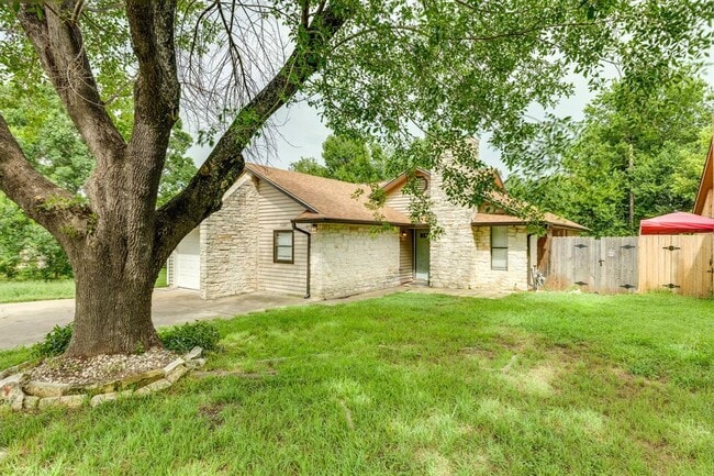 Building Photo - 16041 Stoneham Cir