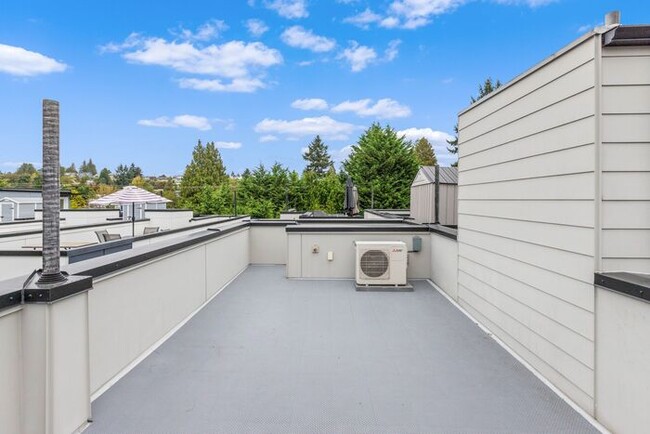 Building Photo - West Seattle Townhome with Air Conditionin...
