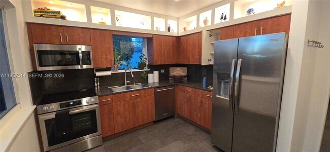 Building Photo - 875 NE 130th St