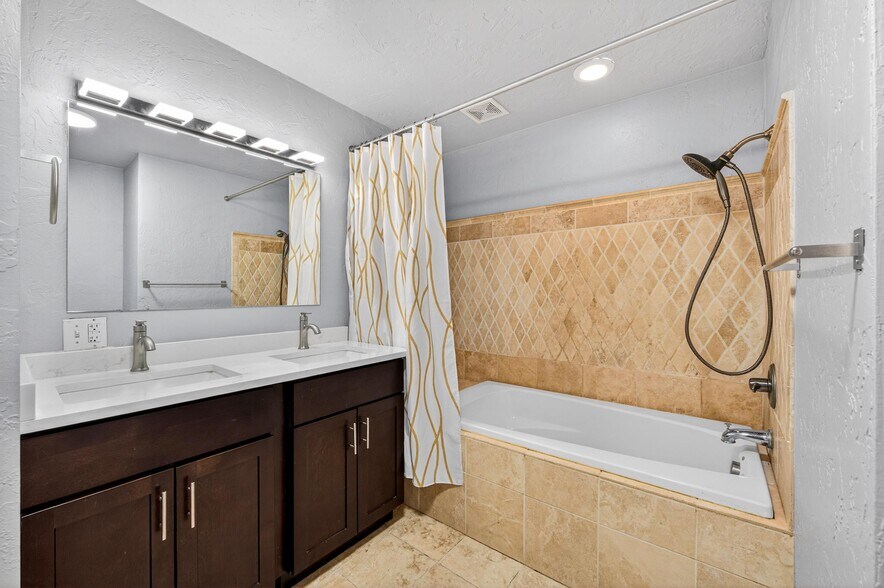 Building Photo - 2419 Tremont Pl