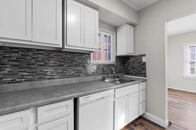 Building Photo - Charming 2-Bedroom Gem Ready for You!