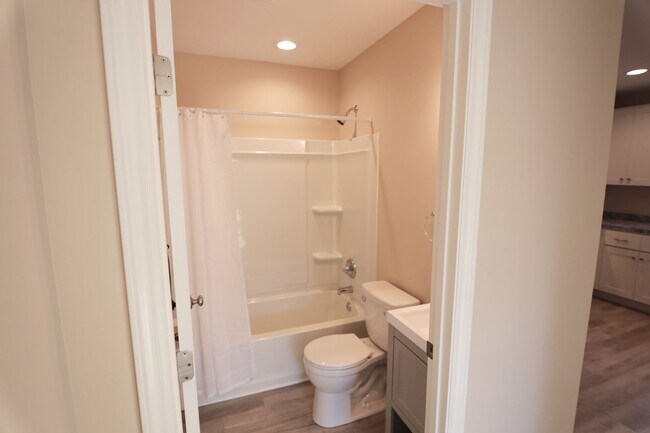 Building Photo - Renovated 2 Bedroom, 2 Bathroom Home in Hi...