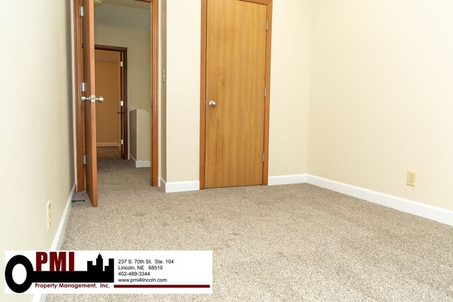 Building Photo - 3 Bedroom and 1.5 bathroom Duplex for Rent