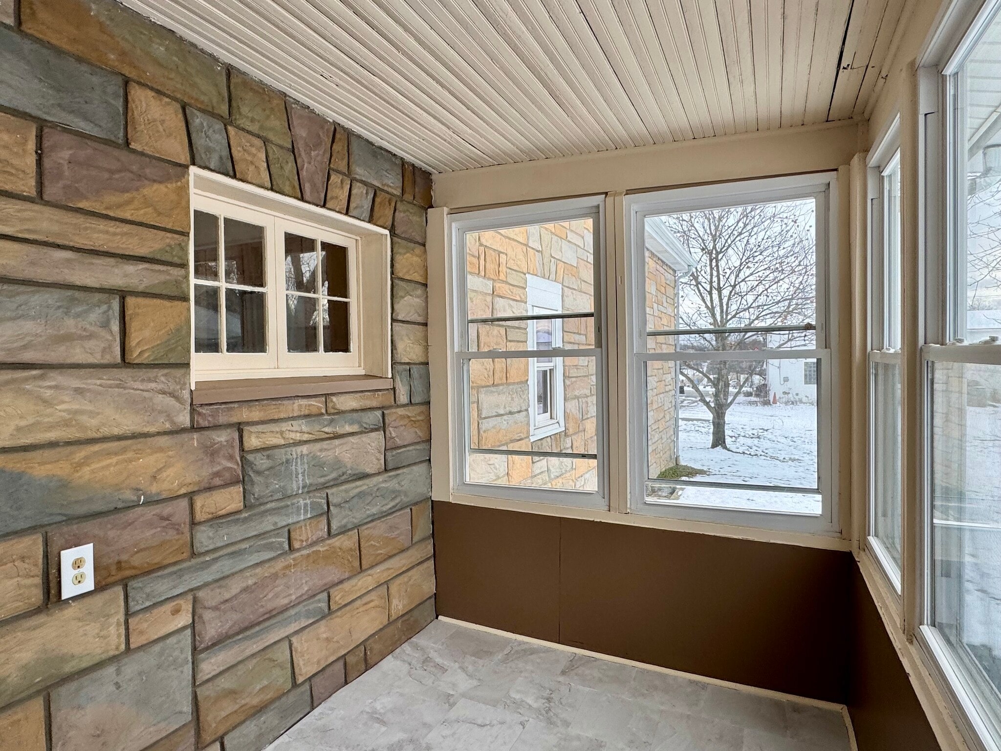 Building Photo - 1802 Perry Hwy