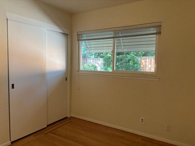 Building Photo - Well maintained 3 bed/2 bath in Santa Clara, bring your pet :)