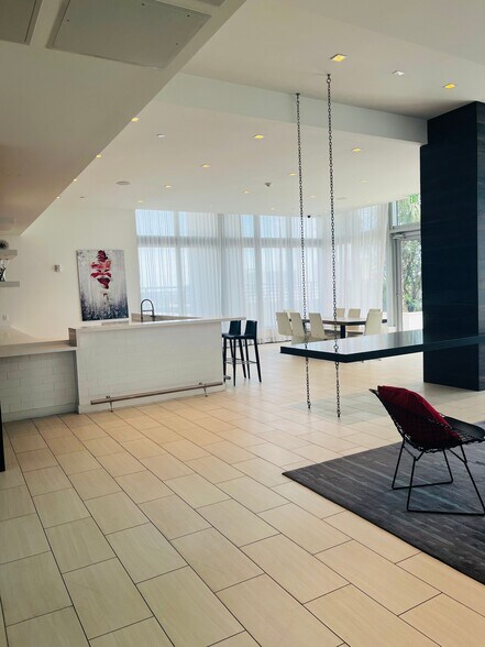 Building Photo - 342 NE 35th St