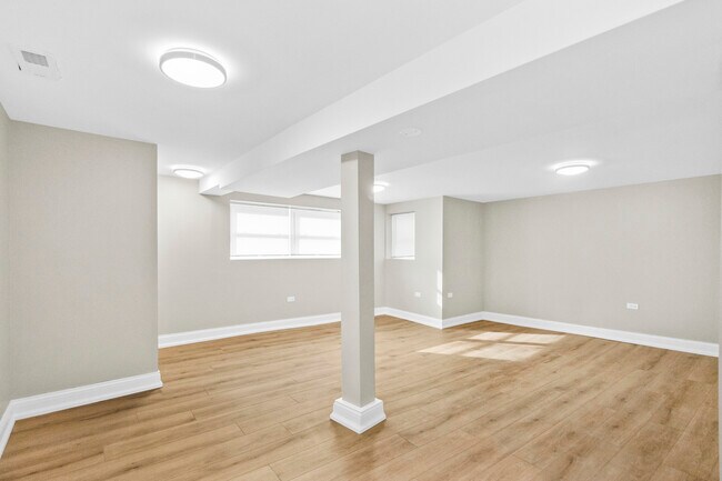 Building Photo - 4148 W Cornelia Ave