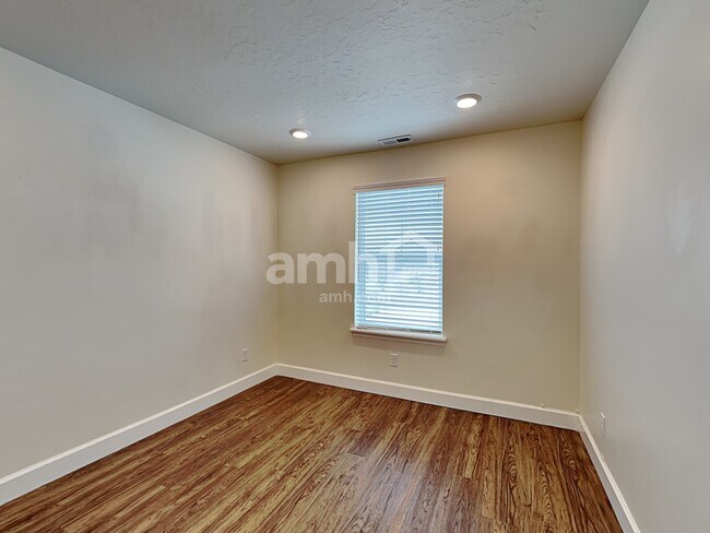 Building Photo - 3028 E S Village Dr