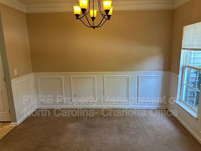 Building Photo - 6033 Queens Walk Ct
