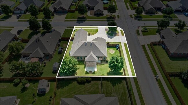 Building Photo - 2506 SW Glenn Ridge Rd