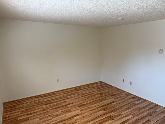 Building Photo - Updated 1 Bedroom 1 Bath Upper Unit Condo in Lynnwood $1600 month.