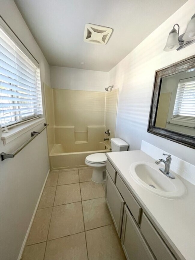 Building Photo - Water/Sewer/Garbage and landscaping included! A/C too!