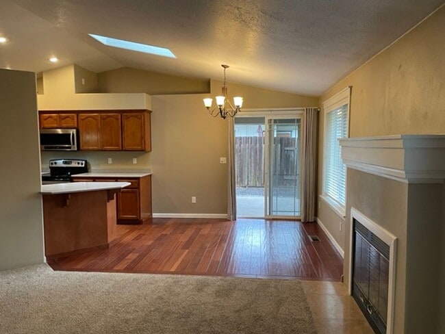 Building Photo - Nice 3 Bedroom 2 Bath home in Central Point