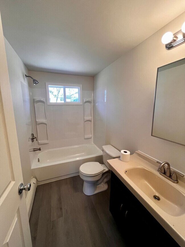 Building Photo - 4 Bed Single Family Home Available Now!