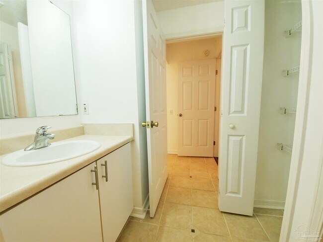 Building Photo - 2527 Trailwood Dr