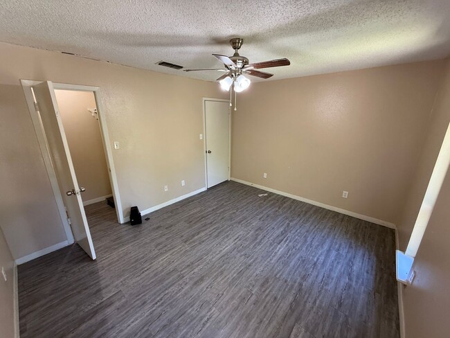 Building Photo - Two-story 2-bed/1.5 bath!