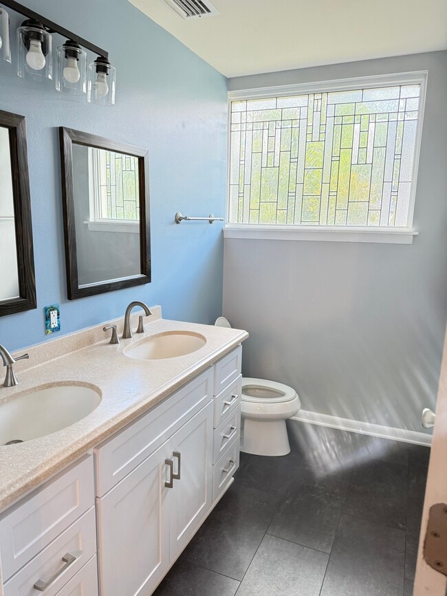 Building Photo - 602 8th St