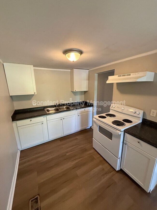 Building Photo - 2485 Bristol Dr