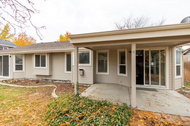 Building Photo - 164 S Silverwood Way