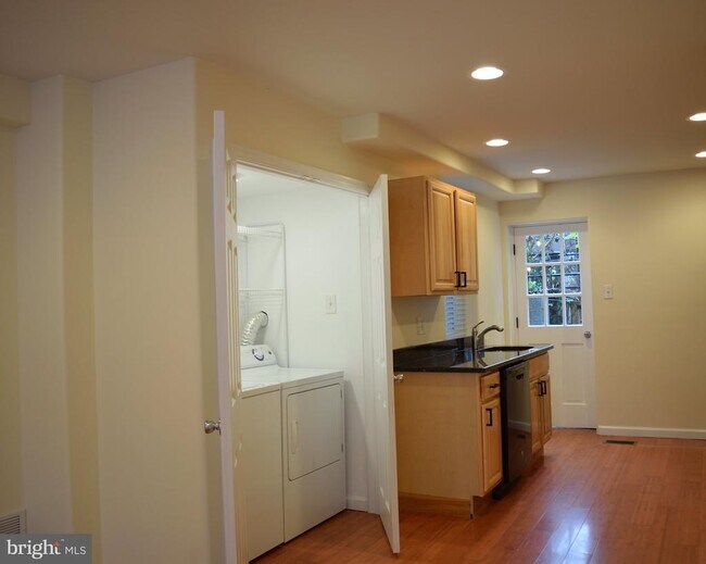 Building Photo - 2132 Sigel St