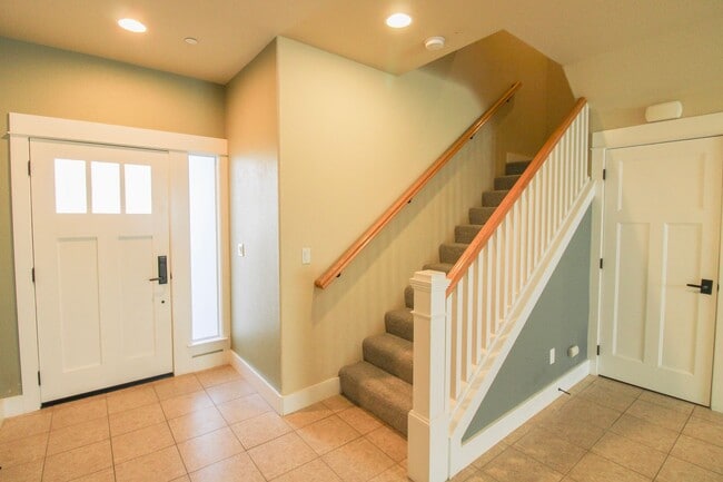 Building Photo - Walnut Grove 3 Bedroom Townhouse