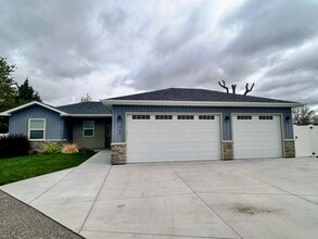 Building Photo - 929 Applewood Dr