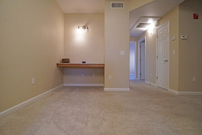 Building Photo - 3 bedroom, 2 bathroom condo with great flo...