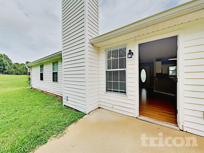 Building Photo - 195 Falcon Ridge Dr