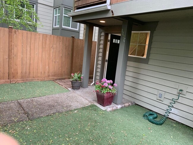 Building Photo - In the heart of Green Lake 3 bed 2.5 bath ...