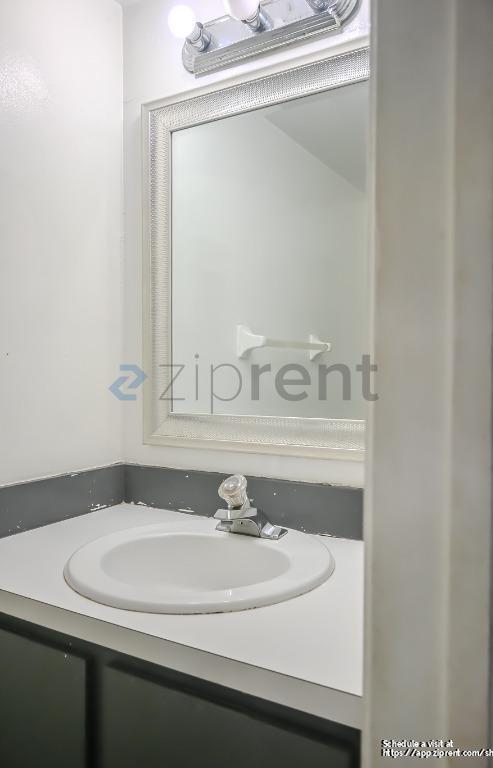 Building Photo - 9761 Riverside Dr