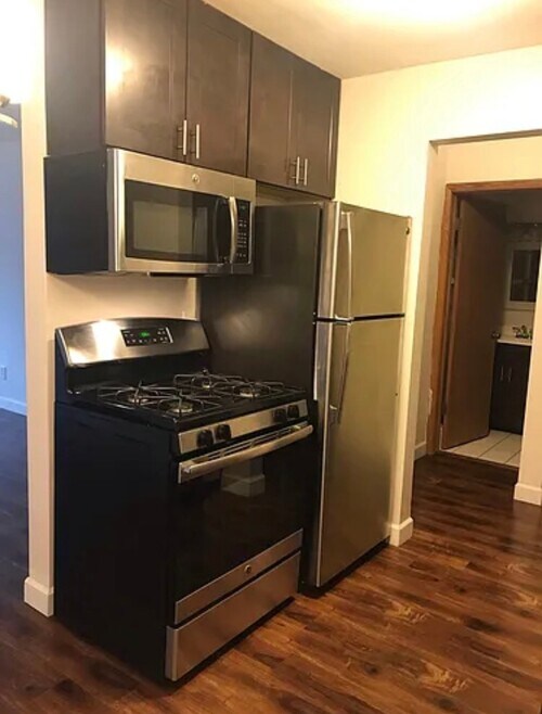 Building Photo - 2131 N Summit Ave