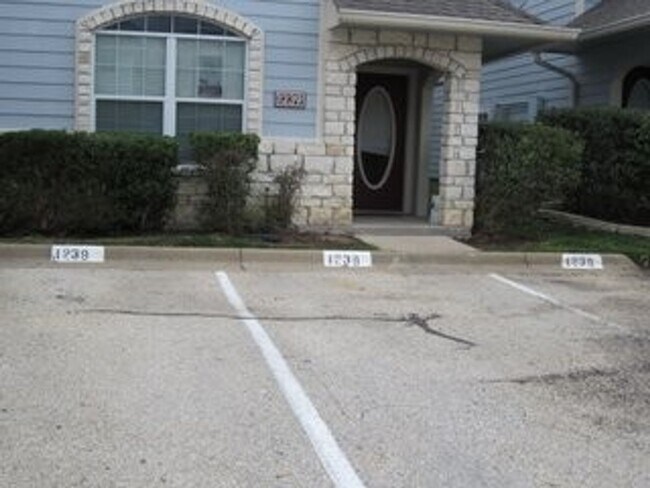 Building Photo - END OF JULY 2025 PRE-LEASE!  Spacious 3 Be...