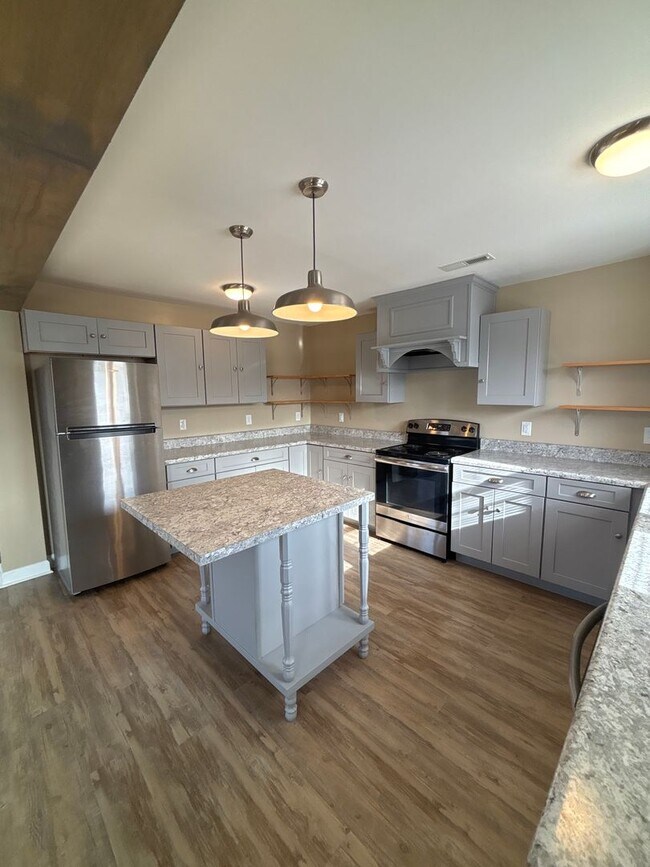 Building Photo - 2 Bedroom in Lancaster!