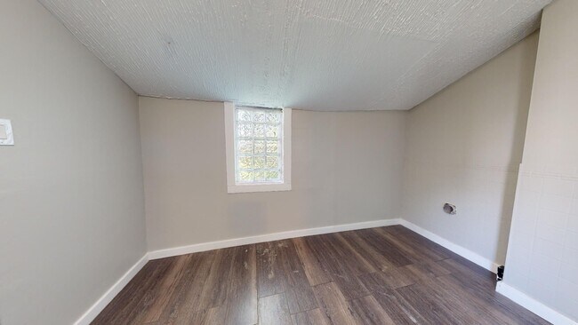 Building Photo - Clark/Fulton - 4 bed/1 bath - Single Family Home