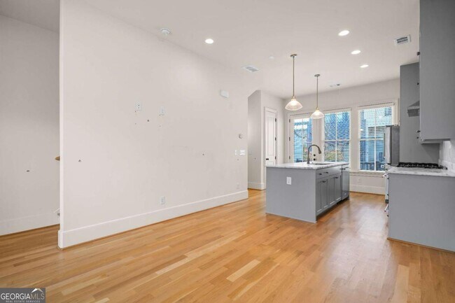 Building Photo - 689 Fraser St SE