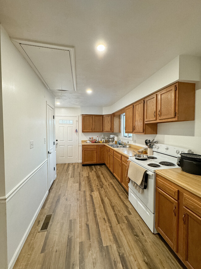 Building Photo - 203 E Poplar St