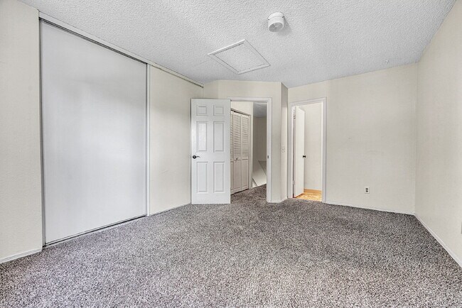 Building Photo - $1,465 - 2 Bed 1 Bath Townhome in Aurora w...