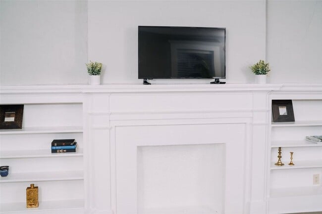 Building Photo - Beautiful Historic 2 Bed 1 Bath Duplex in the Plaza District!!