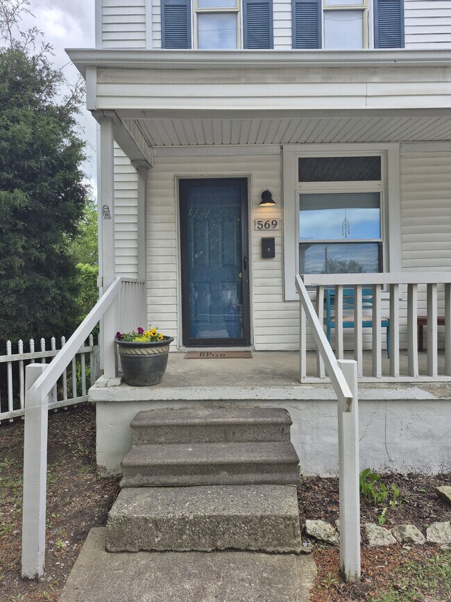 Primary Photo - 569 E Whittier St