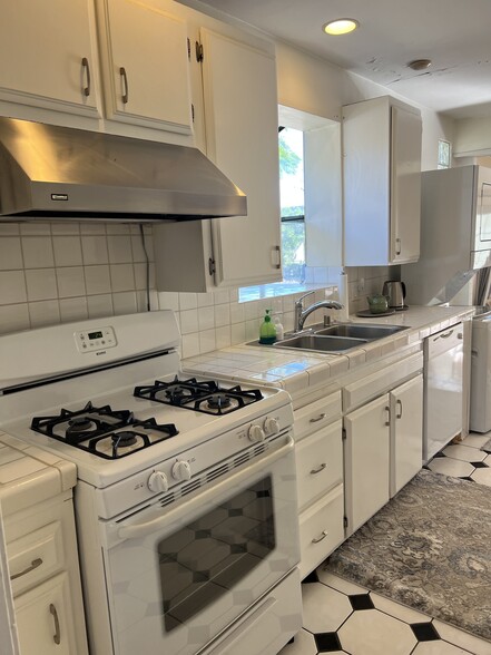 Building Photo - 12136 Hatteras St