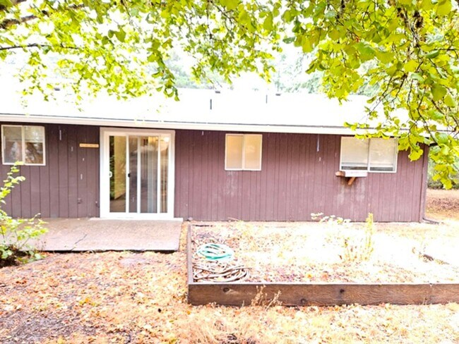 Building Photo - 2349 SW Crestwood Ct