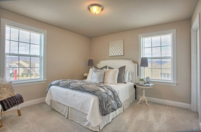 Building Photo - 3/BR luxury carriage home for rent FULLY FURNISHED